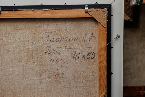 Оборот картины «Рыбы» — подпись и надписи автора