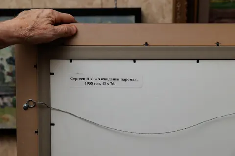 Оборот картины «В ожидании парома» — подпись и надписи автора