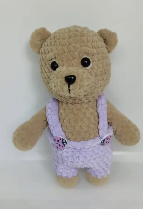 Вязаная игрушка мишка в штанишках из плюшевой пряжи, 17 см