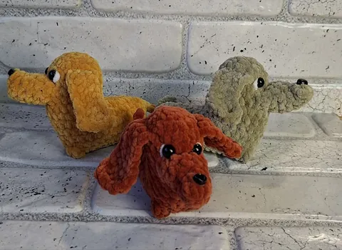 Вязаная игрушка такса из плюшевой пряжи, 14 см